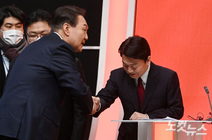 21일 오후 서울 마포구 MBC 미디어센터 공개홀에서 열린 중앙선거방송토론위원회 주관 제20대 대통령선거 후보 초청 1차 토론회에 앞서 윤석열 국민의힘 대선후보와 안철수 국민의당 대선후보가 인사를 하고 있다. 국회사진취재단