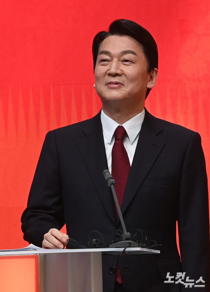 안철수 국민의당 대선 후보가 21일 서울 상암동 MBC에서 열린 중앙선거관리위원회 주관 첫 토론회에서 토론 준비를 하고 있다. 국회사진취재단