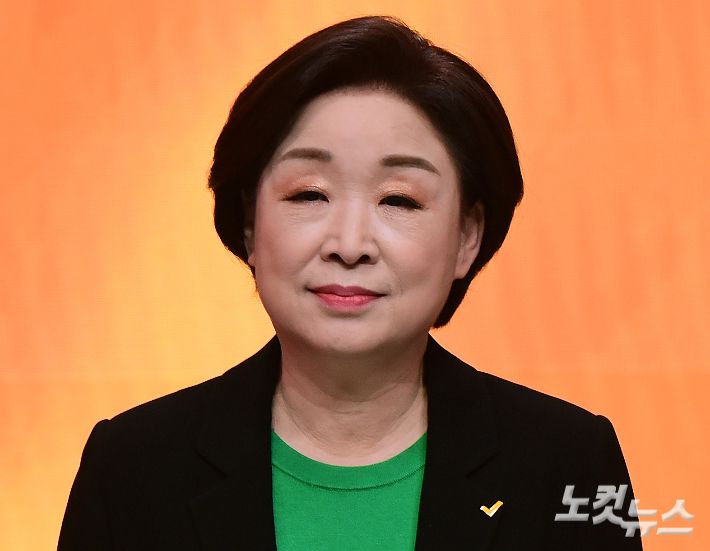 심상정 정의당 대선 후보가 21일 서울 상암동 MBC에서 열린 중앙선거관리위원회 주관 첫 토론회에서 토론 준비를 하고 있다. 국회사진취재단