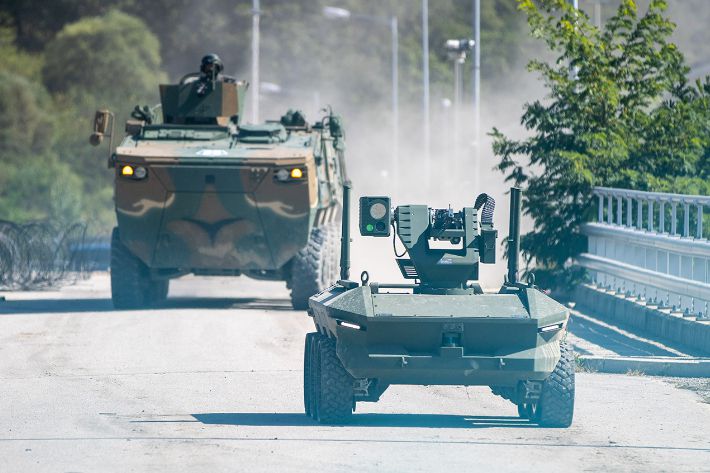 장갑차와 함께 전진하는 무인차량. 기관총으로 무장하고 있다. 육군 제공