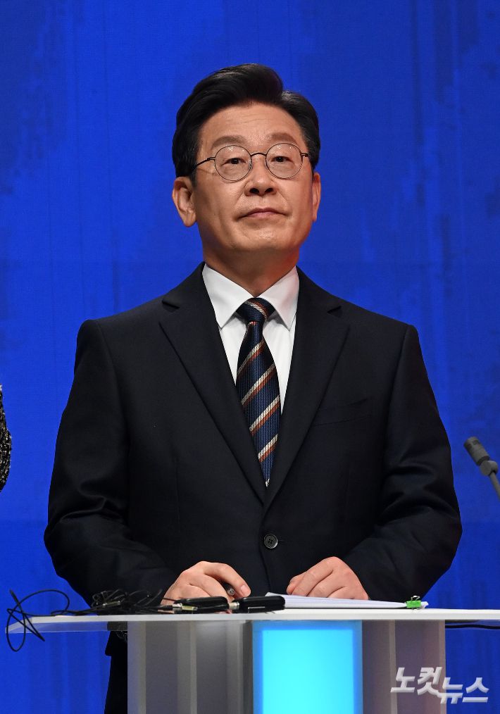 이재명 더불어민주당 대선 후보가 21일 서울 상암동 MBC에서 열린 중앙선거관리위원회 주관 첫 토론회에서 토론 준비를 하고 있다. 국회사진취재단