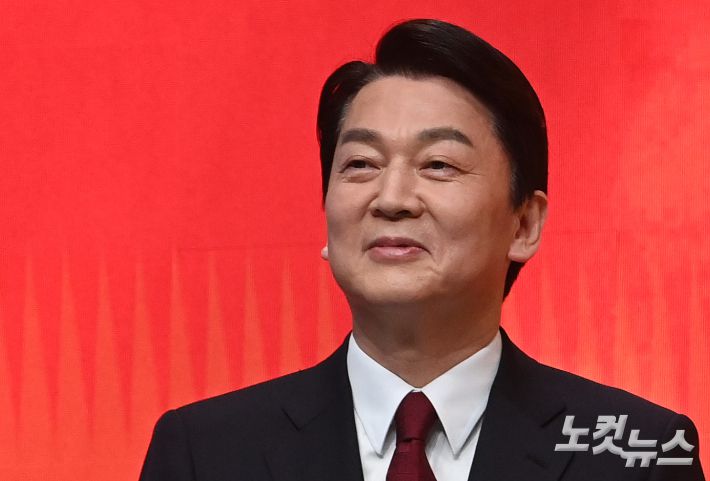 안철수 국민의당 대선 후보가 21일 서울 상암동 MBC에서 열린 중앙선거관리위원회 주관 첫 토론회에서 토론 준비를 하고 있다. 국회사진취재단