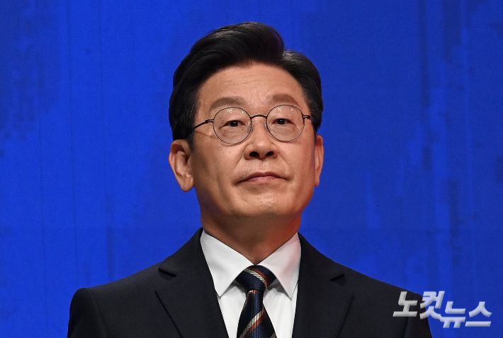 이재명 더불어민주당 대선 후보가 21일 서울 상암동 MBC에서 열린 중앙선거관리위원회 주관 첫 토론회에서 토론 준비를 하고 있다. 국회사진취재단