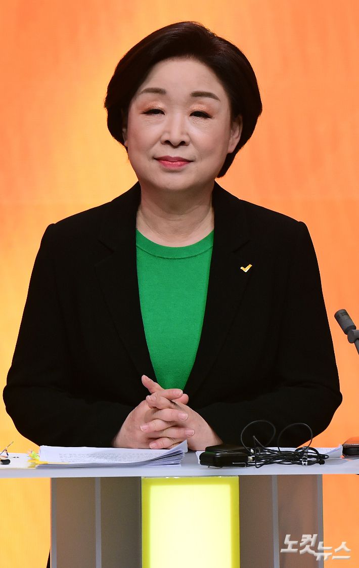 심상정 정의당 대선 후보가 21일 서울 상암동 MBC에서 열린 중앙선거관리위원회 주관 첫 토론회에서 토론 준비를 하고 있다. 국회사진취재단