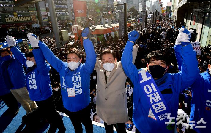 더불어민주당 이재명 대선 후보가 23일 오후 충남 천안 동남구 신세계백화점 앞에서 '첨단산업 중심 충남, 이재명은 합니다' 유세를 갖고 지지를 호소하고 있다. 황진환 기자