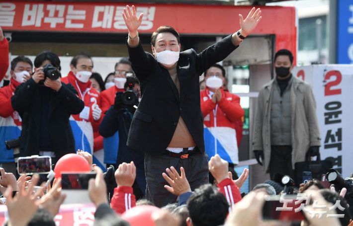 윤석열 국민의힘 대선 후보가 23일 전남 목포역 광장에서 열린 '국민이 키워주신 윤석열, 목포의 눈물을 닦아드리겠습니다' 유세에서 지지를 호소하고 있다. 윤창원 기자