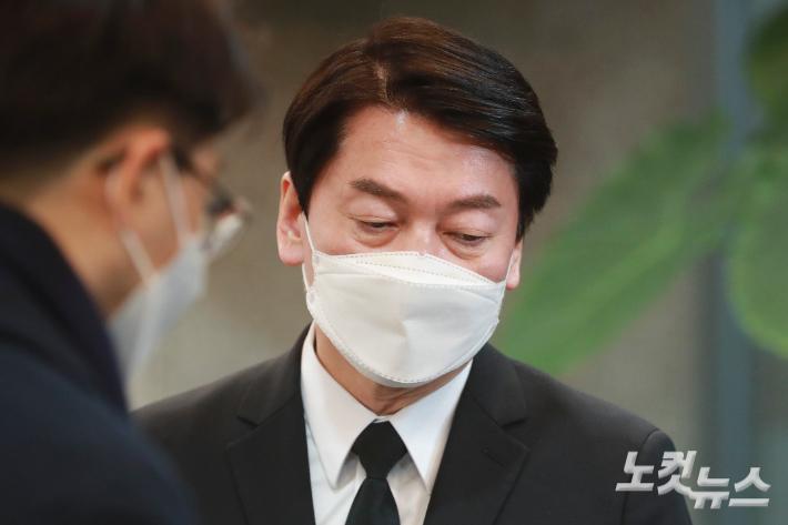 안철수 국민의당 대선후보가 16일 오후 천안 동남구 단국대병원 장례식장에 마련된 손평오 논산·계룡·금산 지역선대위원장의 빈소를 나서고 있다. 이한형 기자