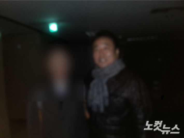 신천지 탈퇴자 A씨(좌)는 지난 2012년 12월 16일 이영수 회장(우)과 신천지 문제를 논의한 후 사진을 찍었다고 말했다.