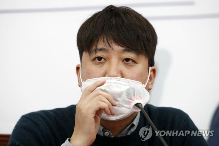 국민의힘 이준석 대표가 23일 오후 서울 여의도 국회에서 국민의당 이태규 총괄본부장이 밝힌 '합당 제안' 관련 긴급 기자회견을 하고 있다. 이태규 총괄본부장은 이날 오후 여의도 국회에서 2월 초 안철수 대선 후보의 사퇴를 조건으로 이준석 대표로부터 합당 제안을 받았다고 기자회견을 통해 밝혔다.