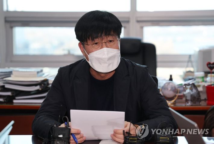 국민의당 이태규 총괄선대본부장이 23일 국회 의원회관에서 '이달 초 안철수 대선 후보의 사퇴를 조건으로 국민의힘 이준석 대표로부터 합당 제안을 받았다'는 내용의 긴급 기자회견을 갖고 있다.