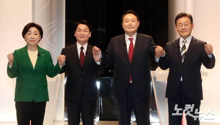 중앙선거방송토론위원회 주관으로 25일 오후 서울 상암 SBS 오라토리움에서  열린  제20대 대선 제2차 초청후보자토론회(정치분야)에서 후보들이 기념촬영을 하고 있다. (왼쪽부터)정의당 심상정 후보, 국민의당 안철수 후보, 국민의힘 윤석열 후보,더불어민주당 이재명 후보. 윤창원 기자