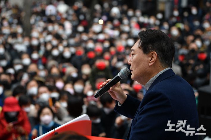 윤석열 국민의힘 대선 후보가 26일 오후 서울 양천구 목동현대백화점 앞에서 열린 '더 나은 교육, 더 좋은 문화, 행복1번지 양천 만들기' 유세에서 연설하고 있다. 윤창원 기자