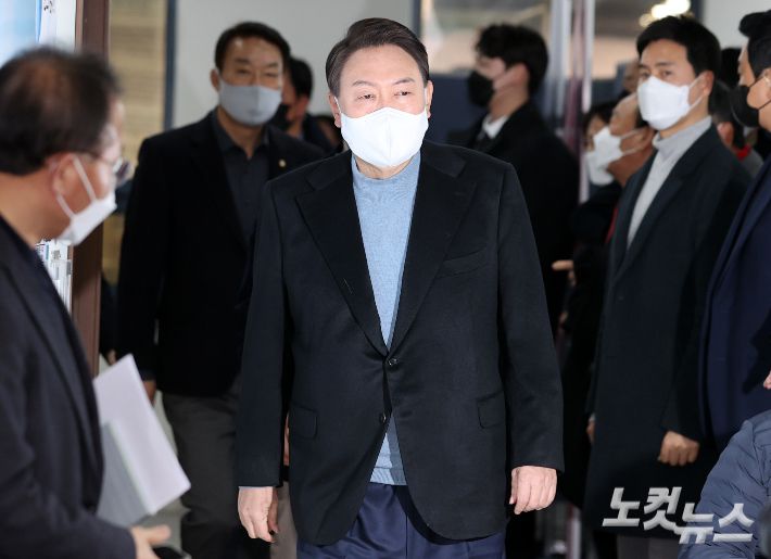 윤석열 국민의힘 대선 후보가 27일 오후 서울 여의도 중앙당사에서 안철수 국민의당 대선 후보와의 단일화 협상 관련 기자회견을 하기 위해 회견장에 들어서고 있다. 윤창원 기자