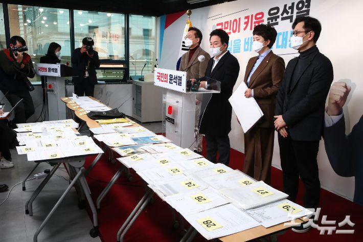 국민의힘 원희룡 정책본부장과 김은혜 대변인은 이날 서울 여의도 중앙당사에서 기자회견을 열고 대장동 배수구 문건 내용을 실물 공개했다. 윤창원 기자