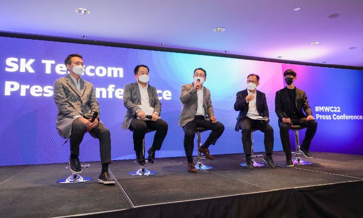 SKT 유영상 사장(사진 가운데)이 지난 28일(현지 시각) 스페인 바르셀로나에서 가진 기자간담회에서 3대 'Next Big-tech(메타버스, AI 반도체, 양자암호)'의 글로벌 진출을 본격화 한다고 밝혔다.  사진 왼쪽부터 조익환 Metaverse개발담당, 한명진 CSO, 유영상 사장, 하민용 Innovation Suite담당, 이종민 T3K Innovation담당. SKT 제공