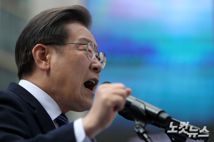 이재명 더불어민주당 대선 후보가 1일 오후 서울 중구 명동거리에서 열린 '3.1 정신으로 여는 대한민국 대전환!' 서울 집중 유세에서 지지를 호소하고 있다. 국회사진취재단