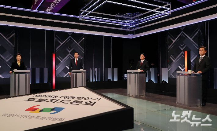 2일 저녁 서울 여의도 KBS 본관에서 열린 중앙선거방송토론위원회 주관 제20대 대통령선거 후보 초청 3차 법정 TV 토론회에서 대선 후보들이 토론을 준비하고 있다. 왼쪽부터 정의당 심상정, 국민의힘 윤석열, 국민의당 안철수, 더불어민주당 이재명 대선후보. 윤창원 기자