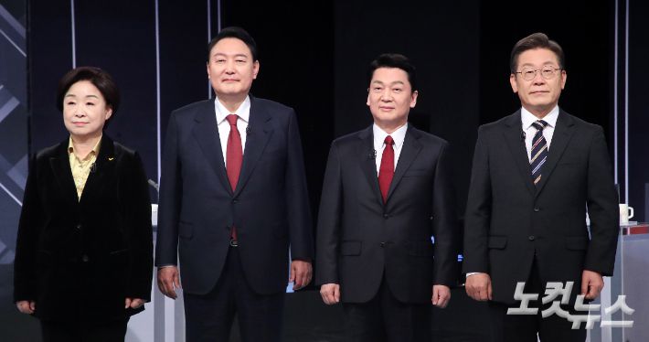 20대 대통령 선거가 일주일 앞으로 다가온 2일 서울 여의도 KBS에서 열린 중앙선거방송토론위원회 주관 제20대 대선 제3차 초청후보자 토론회에서 각 당 후보들이 토론회 시작에 앞서 기념촬영을 하고 있다. 왼쪽부터 심상정 정의당 후보, 윤석열 국민의힘 후보, 안철수 국민의당 후보, 이재명 더불어민주당 후보. 윤창원 기자