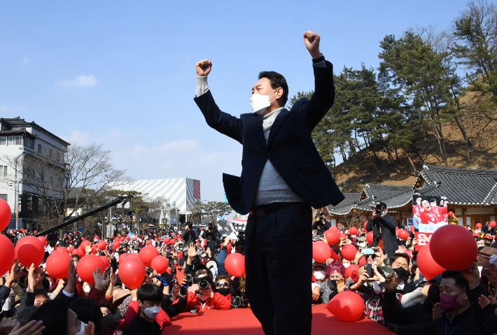 국민의힘 윤석열 대선후보가 3일 충남 공주시 금성동 공산성 앞 광장에서 열린 유세에 참석해 지지를 호소하고 있다. 연합뉴스