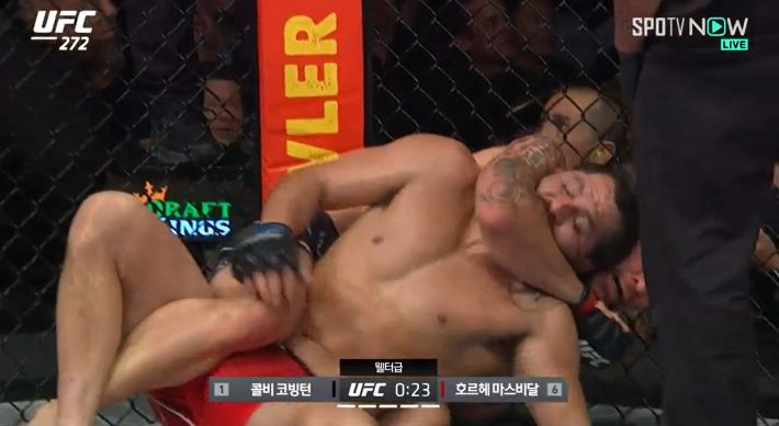 5라운드 압도적인 그래플링으로 승기를 잡은 콜비 코빙턴. SPOTV NOW 제공