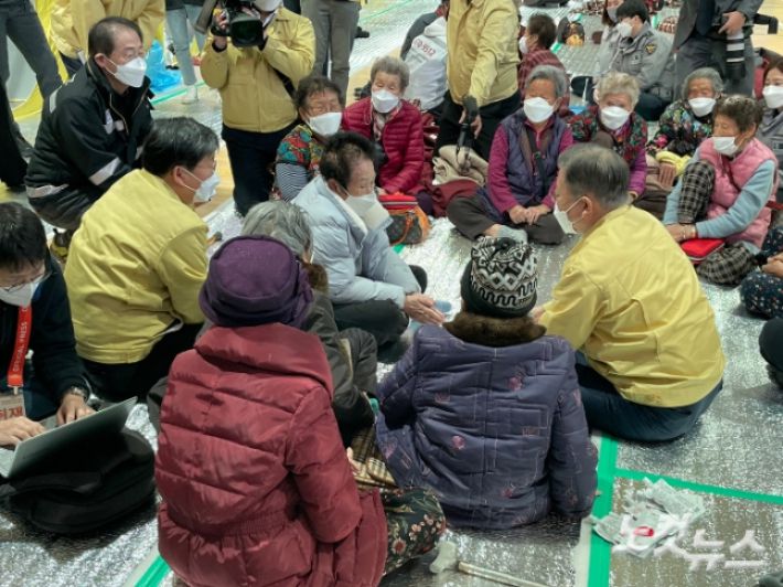 문재인 대통령이 6일 울진 국민체육센터에 마련된 이재민 대피소를 찾아 이재민을 위로하고 있다. 독자 제공