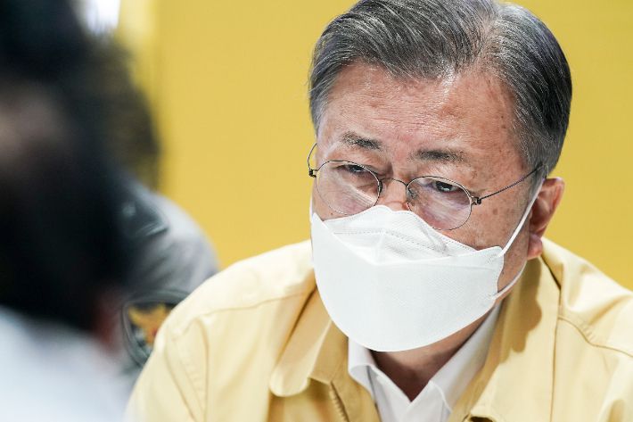 강원ㆍ경북 산불현장 방문에 나선 문재인 대통령이 지난 6일 경북 울진군 울진국민체육센터에 마련된 대피소를 방문, 이재민을 위로하고 있다. 청와대 제공