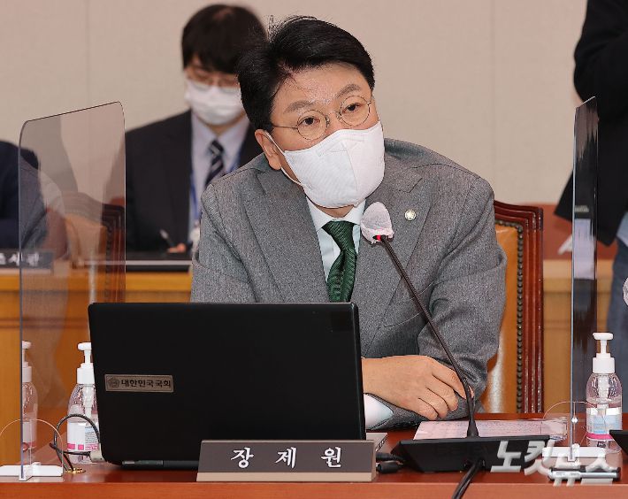 7일 국회에서 열린 법제사법위원회 전체회의에서 장제원 국민의힘 의원이 회의 진행방식에 대한 문제를 지적하고 있다. 윤창원 기자