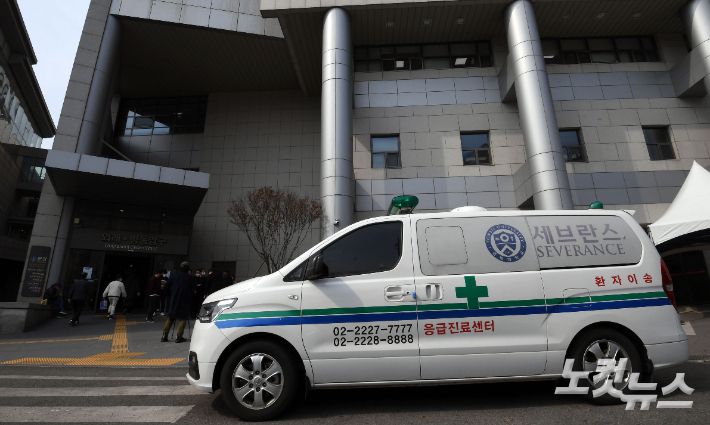 더불어민주당 송영길 대표가 7일 서울 신촌에서 대선 지원 유세 중 괴한이 휘두른 흉기에 피습을 당한 가운데 세브란스 병원 응급실 앞에서 우상호 총괄선대본부장 등 민주당 관계자들이 대기하고 있다. 황진환 기자