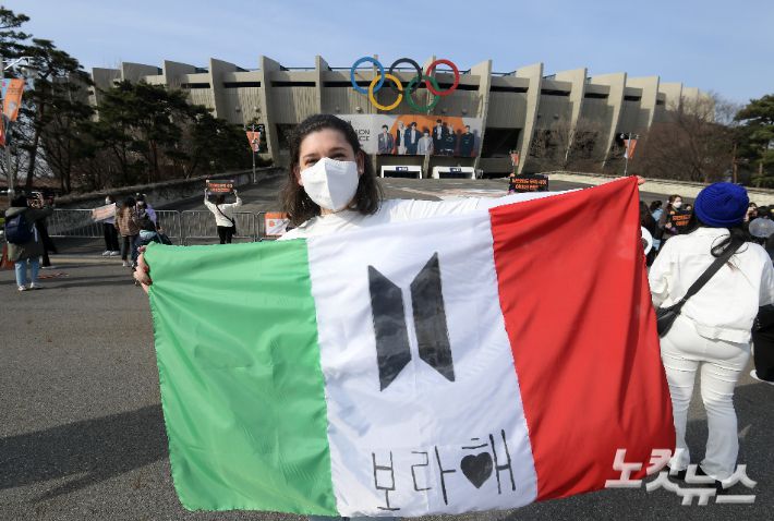 10일 방탄소년단 공연이 열리는 잠실종합운동장 주경기장에서 팬들이 기념촬영을 하고 있다. 이한형 기자