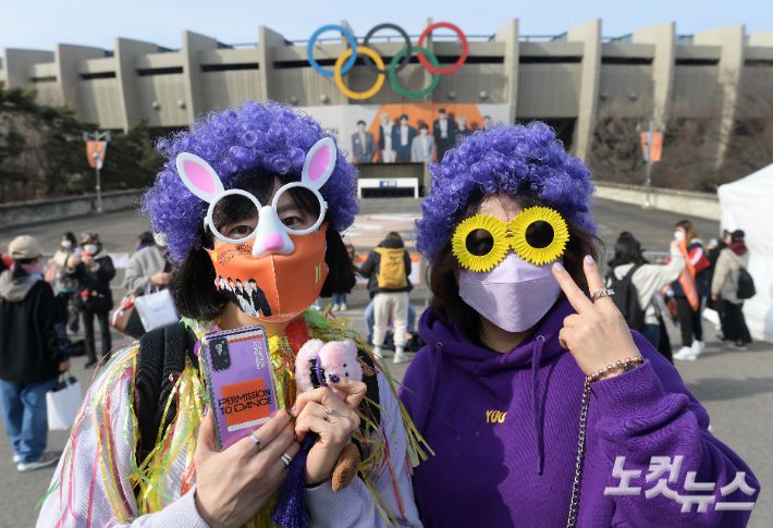 10일 방탄소년단 공연이 열리는 잠실종합운동장 주경기장에서 팬들이 기념촬영을 하고 있다. 이한형 기자