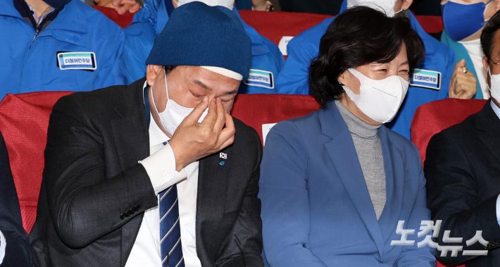 더불어민주당 지도부가 지난 9일 서울 여의도 국회 의원회관 개표 상황실에서 방송 3사 출구조사 결과를 지켜보던 중 송영길 당대표가 울컥하는 모습. 박종민 기자