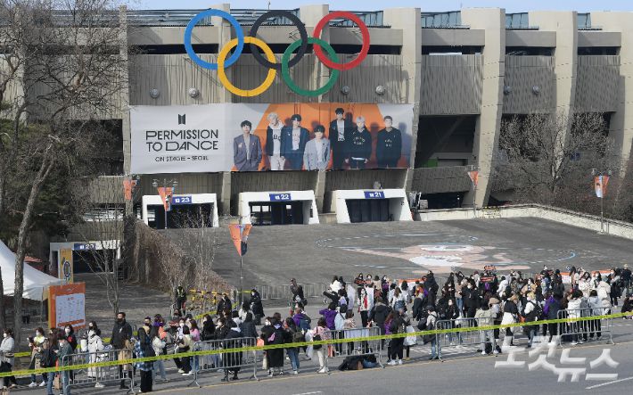 10일 방탄소년단 공연이 열리는 잠실종합운동장 주경기장에 팬들로 붐비고 있다. 이한형 기자