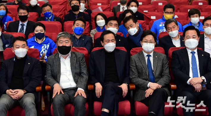 10일 서울 여의도 국회의원회관에 마련된 더불어민주당 선거상황실에서 개표 상황을 지켜본 의원들. 윤창원 기자