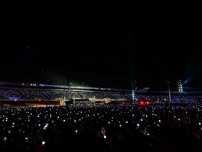 잠실 종합운동장을 채운 관객들. 방탄소년단 공식 트위터