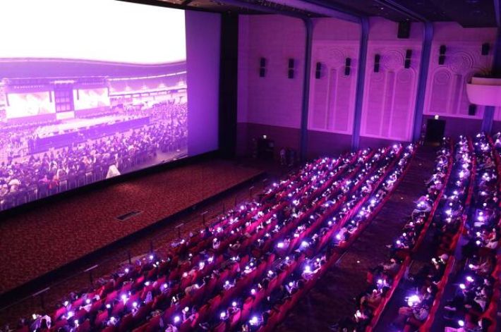 지난 12일 서울 롯데시네마 월드타워점 수퍼플렉스G관에서 방탄소년단 서울 콘서트 2회차가 생중계되고 있다. 롯데컬처웍스 제공