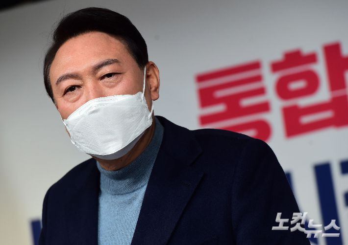 윤석열 대통령 당선인이 13일 오후 서울 여의도 국민의힘 당사에서 대통령직 인수위원회 위원장과 부위원장 등 1차 인수위 인선발표를 하고 있다. 윤 당선인은 대통령직인수위원장에 안철수 국민의당 대표를, 부위원장에 권영세 국민의 힘 의원을 각각 임명했다. 기획위원장에는 원희룡 전 제주지사를 임명했다. 황진환 기자