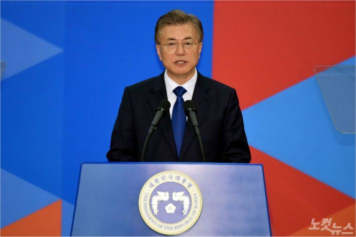 문재인 대통령이 지난 2017년 5월 서울 여의도 국회에서 열린 제19대 대통령 취임선서 행사에서 국민께 드리는 말씀을 전달하고 있다. 윤창원 기자