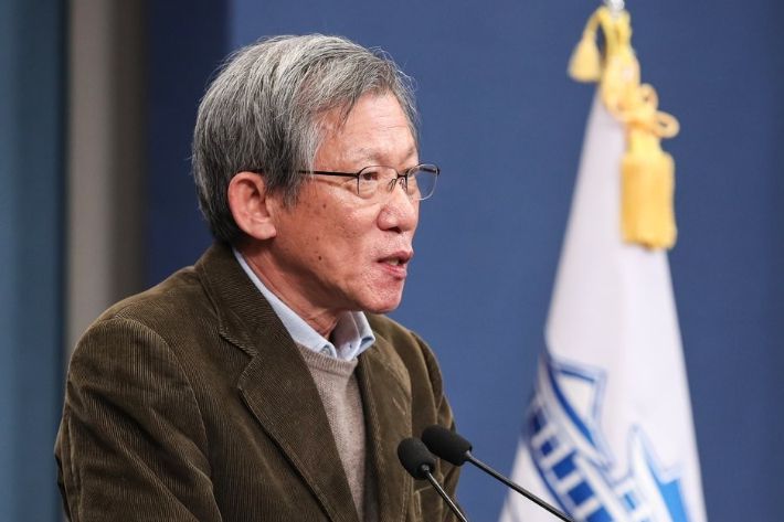 유홍준 전 문화재 청장이 지난 2019년 1월 4일 오후 청와대 춘추관에서 대통령 집무실 광화문 청사 이전 보류 관련 발표를 하고 있다. 연합뉴스