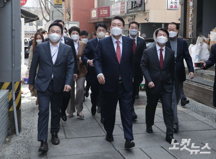 윤석열 대통령 당선인이 16일 오후 서울 종로구 통의동 집무실에서 점심 식사를 위해 안철수 인수위원장, 권영세 인수위 부위원장, 원희룡 기획위원장 등과 함께 식당으로 이동하고 있다. 국회사진취재단