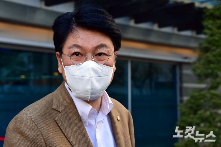 장제원 대통령 당선인 비서실장이 27일 오후 서울 종로구 통의동 인수위 사무실 앞에서 문재인 대통령과 윤석열 당선인과의 28일 예정된 만찬 회동과 관련 취재진의 질문을 받고 있다. 윤창원 기자