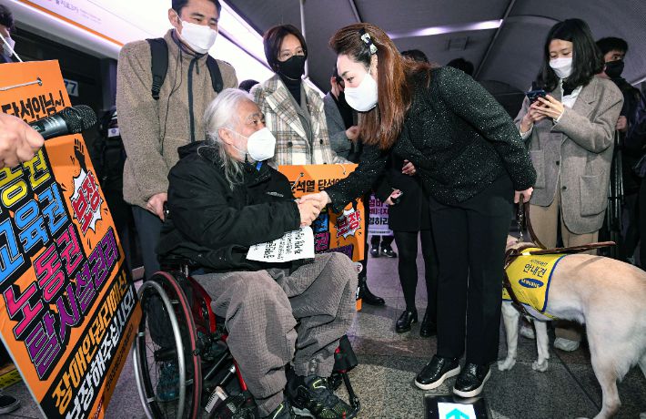 승강장서 인사 나누는 김예지 의원과 전장연 대표     (서울=연합뉴스) 이지은 기자 = 국민의힘 김예지 의원(앞줄 오른쪽)과 박경석 전국장애인차별철폐연대(전장연) 대표가 28일 서울 중구 충무로역 3호선에서 전장연 및 시민단체의 장애인 이동권 보장·장애인 권리예산 반영 요구 시위인 '출근길 지하철 탑니다'에 참여한 뒤 승강장에서 인사하고 있다. 2022.3.28 [공동취재]     jieunlee@yna.co.kr (끝)   연합뉴스