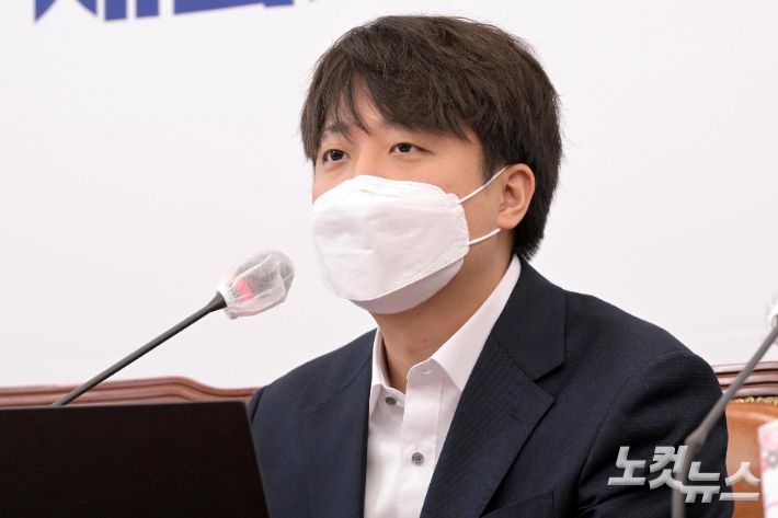 국민의힘 이준석 대표가 28일 오전 서울 여의도 국회에서 열린 최고위원회의에 참석해 모두발언을 하고 있다. 윤창원 기자