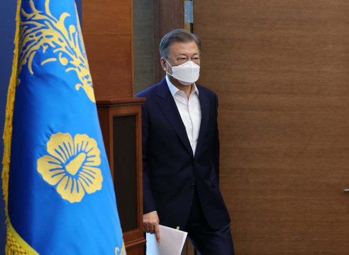 국무회의 입장하는 문재인 대통령. 연합뉴스