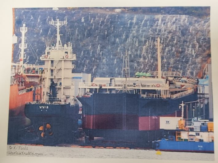 지난 7일 타이완 인근 해역서 조난 신고가 접수된 교토1호(왼쪽). 남해해경청 제공