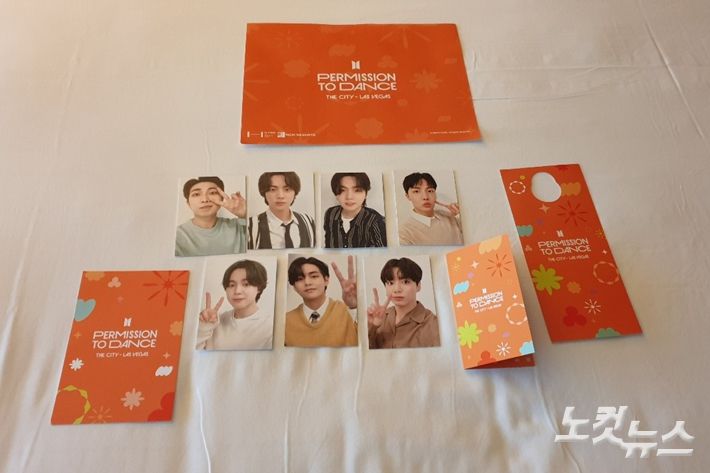 방탄소년단 테마 객실에서 나누어주는 구성품. 김수정 기자