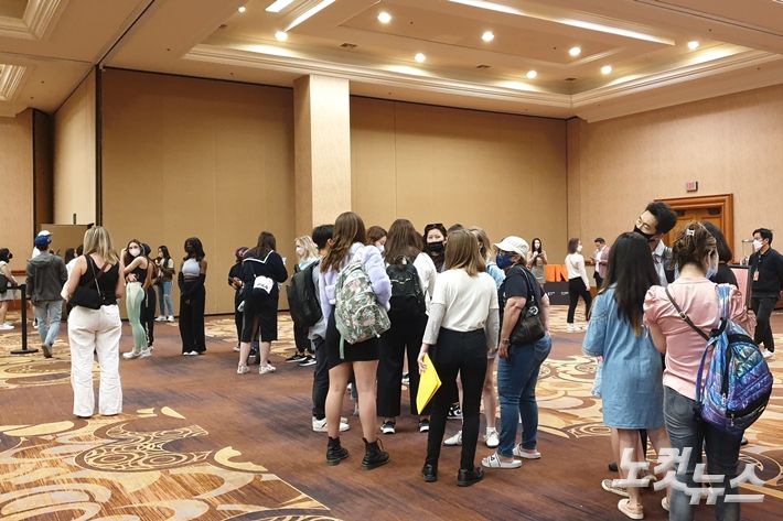 8일(현지 시간) 낮 12시부터 시작한 하이브 멀티-레이블 오디션 대기 현장. 지원자들이 줄을 서 있는 모습. 김수정 기자