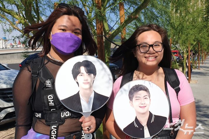 각각 방탄소년단 콘서트에 4번, 5번째 온다고 밝힌 로셰넬 바기(29)씨와 케이틀린 레이어스(25)씨. 김수정 기자