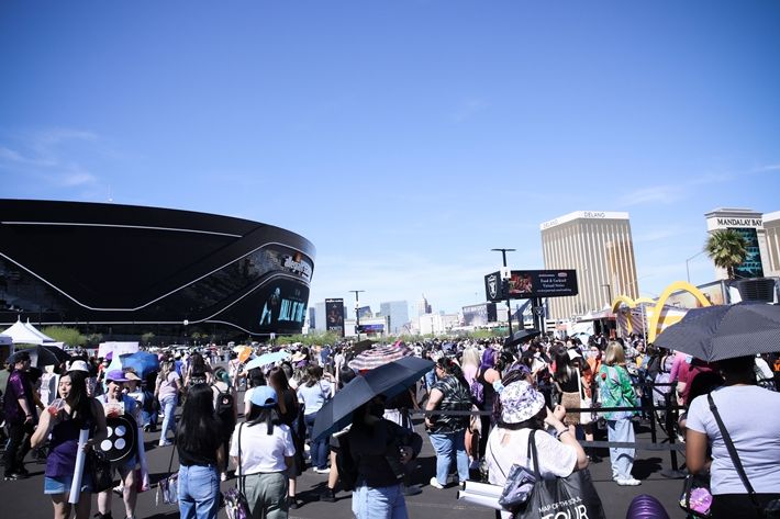 방탄소년단 콘서트가 열린 얼리전트 스타디움 앞 풍경. 빅히트 뮤직 제공