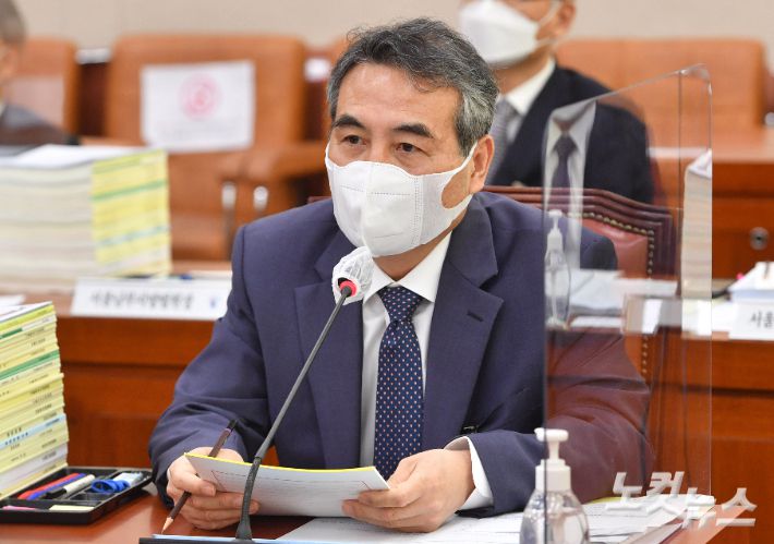 민중기 전 서울중앙지방법원장. 황진환 기자