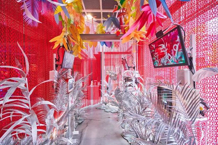 디즈니코리아 마블 브랜드 체험형 팝업 전시회 '마블: 더 리플렉션(MARVEL: the Reflection)'에 마련된 완다비전 아트워크. 크리에이티브 그룹 '308 아트크루'와 협업한 이 아트워크는 완다가 만들어낸 허상 공간을 육각형 사슬로, 현실과 허상을 넘나든다는 개념을 컬러 vs 메탈 플라워로 표현했다. 월트디즈니 컴퍼니 코리아 제공